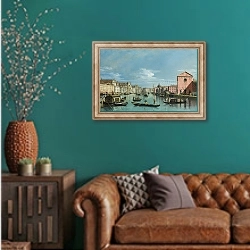 «Венеция - Гранд Канал» в интерьере гостиной с зеленой стеной над диваном