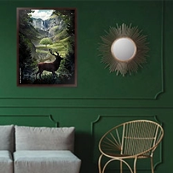 «Дикий олень» в интерьере классической гостиной с зеленой стеной над диваном