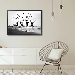 «История в черно-белых фото 807» в интерьере белой комнаты в скандинавском стиле над комодом