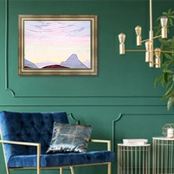 «Гималаи. Этюд 10» в интерьере классической гостиной с зеленой стеной над диваном