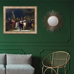 «Сопровождение Капитана Банинга Кока» в интерьере классической гостиной с зеленой стеной над диваном