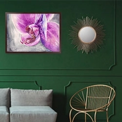 «Розовый цветок орхидеи с небольшой каплей воды» в интерьере классической гостиной с зеленой стеной над диваном