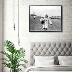 «История в черно-белых фото 965» в интерьере спальни в скандинавском стиле над кроватью