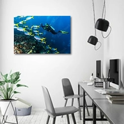 «Дайвер с сине-желтыми рыбами» в интерьере современного офиса в минималистичном стиле