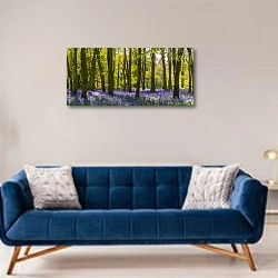 «Солнечный свет отбрасывает тени на колокольчики в лесу» в интерьере современной гостиной с синим диваном