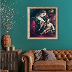 «Священная семья 3» в интерьере гостиной с зеленой стеной над диваном