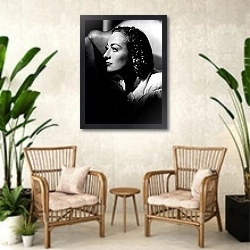 «Crawford, Joan 15» в интерьере комнаты в стиле ретро с плетеными креслами