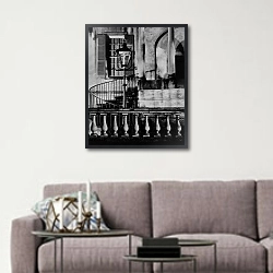 «История в черно-белых фото 805» в интерьере в скандинавском стиле над диваном