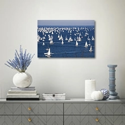 «Море яхт» в интерьере современной гостиной с голубыми деталями