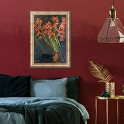 «Gladioli, c.1919» в интерьере спальни с акцентной стеной