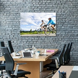 «Путешествие на велосипедах» в интерьере современного офиса с черной кирпичной стеной