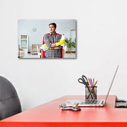 «Супергерой-уборщик работает на дому» в интерьере офиса над рабочим местом сотрудника