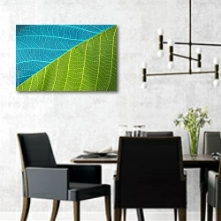 «Зелено-голубой лист» в интерьере современной столовой с черными креслами