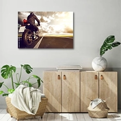 «Мотоциклист на трассе» в интерьере современной комнаты над комодом