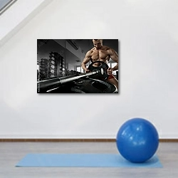 «Силовые упражнения в тренажёрном зале» в интерьере фитнес-зала с голубым инвентарем