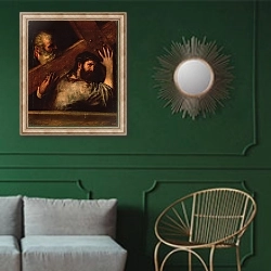 «Несение креста» в интерьере классической гостиной с зеленой стеной над диваном