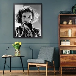 «Hepburn, Katharine 17» в интерьере гостиной в стиле ретро в серых тонах