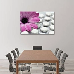 «Цветок с таблетками» в интерьере конференц-зала над столом для переговоров