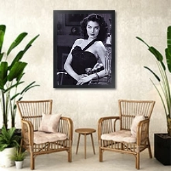 «Gardner, Ava 3» в интерьере комнаты в стиле ретро с плетеными креслами