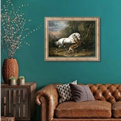 «A Tiger attacking an Arab Stallion, 1824» в интерьере гостиной с зеленой стеной над диваном