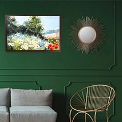 «Ромашковый луг» в интерьере классической гостиной с зеленой стеной над диваном