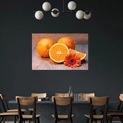 «Апельсины и оранжевая маргаритка» в интерьере столовой с черными стенами