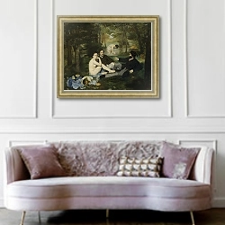 «Заврак на траве» в интерьере гостиной в классическом стиле над диваном