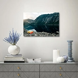 «Три каяка на каменистом берегу » в интерьере современной гостиной с голубыми деталями