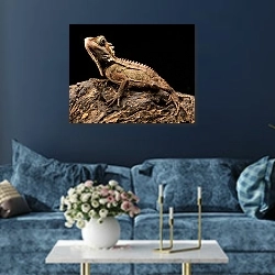 «Серый геккон на камне» в интерьере современной гостиной в синем цвете