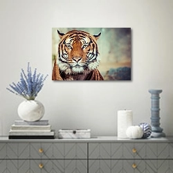 «Тигр, портрет» в интерьере современной гостиной с голубыми деталями