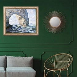 «The Manneporte» в интерьере классической гостиной с зеленой стеной над диваном