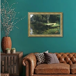 «Заросший пруд 3» в интерьере гостиной с зеленой стеной над диваном