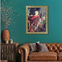 «Merchant's woman with a mirror» в интерьере гостиной с зеленой стеной над диваном
