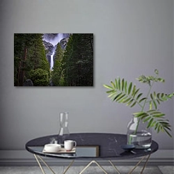 «Водопад над сосновым лесом» в интерьере современной гостиной в серых тонах
