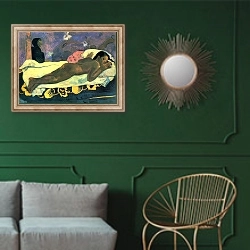 «Пробуждение духа мёртвых (Manao Tupapau)» в интерьере классической гостиной с зеленой стеной над диваном