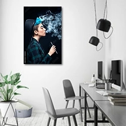 «Женщина с голубыми волосами в шляпе с электронной сигаретой» в интерьере современного офиса в минималистичном стиле
