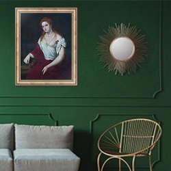 «Портрет молодой женщины 7» в интерьере классической гостиной с зеленой стеной над диваном