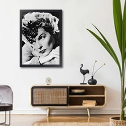 «Hepburn, Katharine 7» в интерьере комнаты в стиле ретро над тумбой