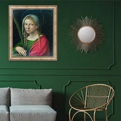 «Святая Кэтрин Александрийская» в интерьере классической гостиной с зеленой стеной над диваном