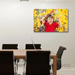 «Счастливый ребенок в куче конфетти» в интерьере конференц-зала над столом