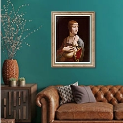 «Дама с горностаем» в интерьере гостиной с зеленой стеной над диваном