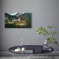 «Вид на замок Нойшванштайн в горах» в интерьере современной гостиной в серых тонах