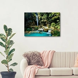 «Водопад в сердце леса» в интерьере современной светлой гостиной над диваном