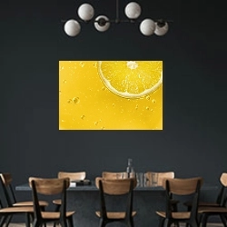«Желтый лимонад» в интерьере столовой с черными стенами
