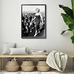 «Monroe, Marilyn 122» в интерьере комнаты в стиле ретро с плетеными корзинами