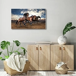 «Скачущие кони» в интерьере современной комнаты над комодом