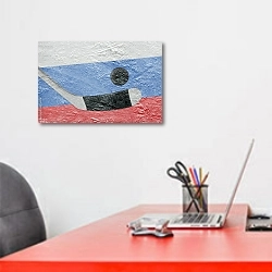 «Русский флаг и хоккейная шайба с палкой» в интерьере офиса над рабочим местом сотрудника