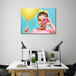 «Девочка с шариком и пончиком» в интерьере современного офиса над столами работников