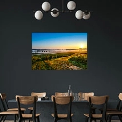 «Франция, виноградники на закате №1» в интерьере столовой с черными стенами