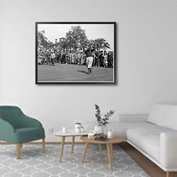 «История в черно-белых фото 175» в интерьере гостиной в скандинавском стиле с зеленым креслом